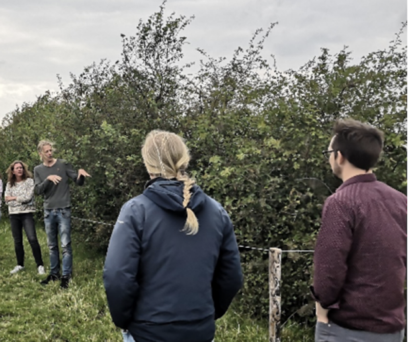 Jan en Janneke Woudstra laten zien hoe ze invullingen geven agroforestry op hun bedrijf d.m.v. een voederhaag.  Jan en Janneke Woudstra laten zien hoe ze invullingen geven agroforestry op hun bedrijf d.m.v. een voederhaag.