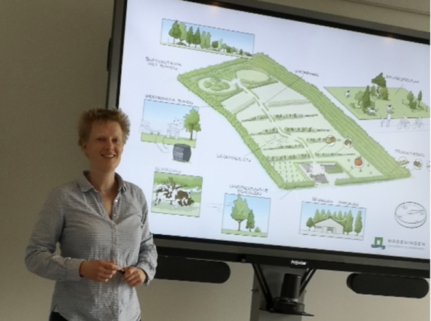 Heleen van Kernebeek (WUR) geeft toelichting over ontwerp van een agorforestry ontwerp voor het melkveebedrijf  Heleen van Kernebeek (WUR) geeft toelichting over ontwerp van een agorforestry ontwerp voor het melkveebedrijf