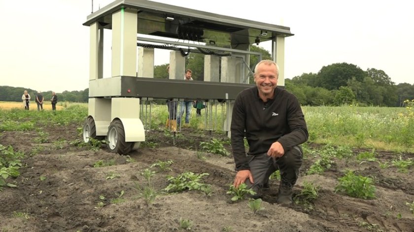 Farmer Arjen van Buuren in front of a robot at the Velhorst estate. Farmer Arjen van Buuren in front of a robot at the Velhorst estate.