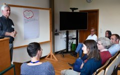 During a roadshow, inspectors and experts discuss case studies to share knowledge and experience on pig welfare and health. Photo WUR. During a roadshow, inspectors and experts discuss case studies to share knowledge and experience on pig welfare and health. Photo WUR.