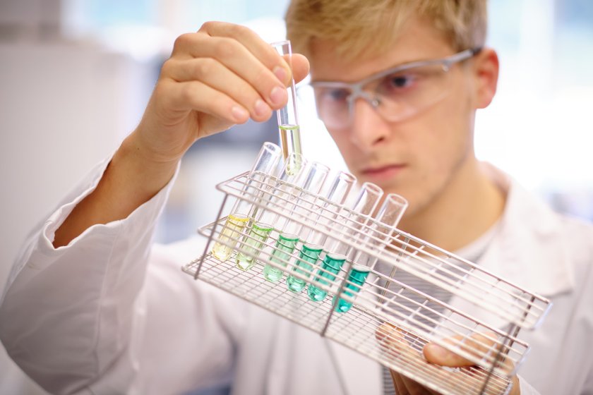 Laborant vergelijkt de concentratie ammoniak met andere testuitslagen Laborant vergelijkt de concentratie ammoniak met andere testuitslagen