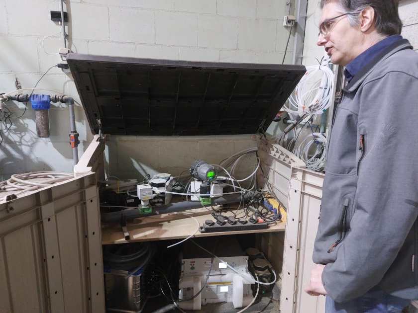 Jan Vonk demonstrates the measuring and analysis equipment at De Marke Jan Vonk demonstrates the measuring and analysis equipment at De Marke