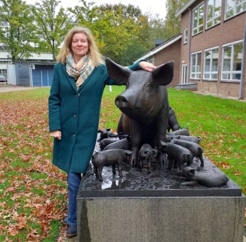 Liesbeth Bolhuis standing at the pig stature on Wageningen campus Liesbeth Bolhuis standing at the pig stature on Wageningen campus