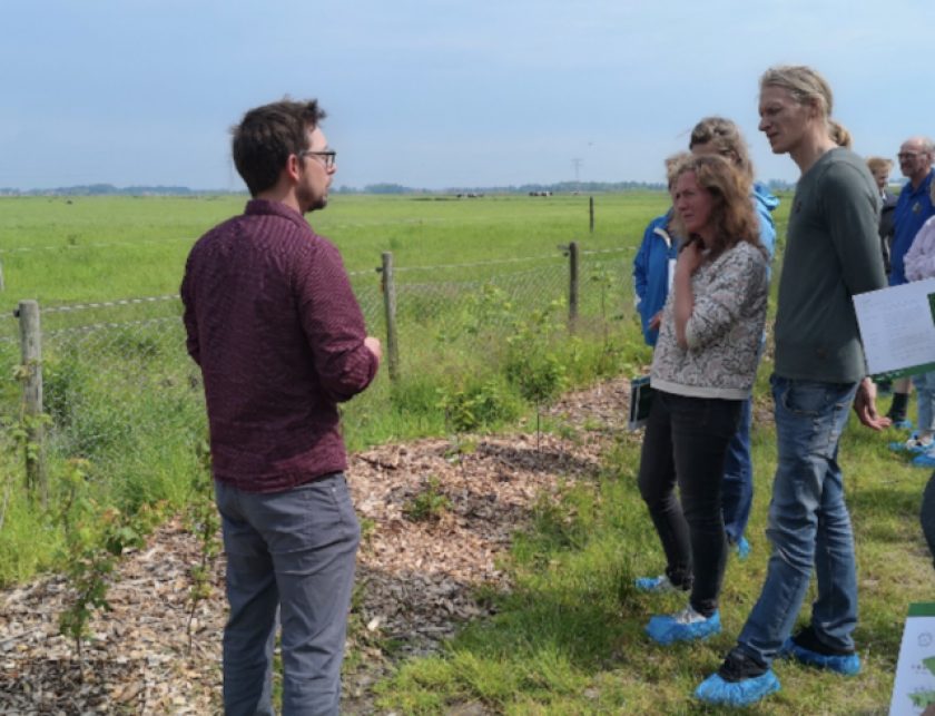 Onderzoeker Andrew Dawson legt uit welke overwegingen er spelen bij het ontwerp en aanleg van een voederhaag.  Onderzoeker Andrew Dawson legt uit welke overwegingen er spelen bij het ontwerp en aanleg van een voederhaag.