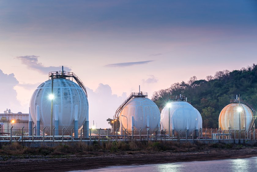 Deze opslagtanks bevatten aardgas; nu nog een voorname bron van energie en CO2 voor de glastuinbouw. Maar ook aardgas is een eindige grondstof en dus moet er over alternatieven worden nagedacht. Bron: tonton/Shutterstock.com Deze opslagtanks bevatten aardgas; nu nog een voorname bron van energie en CO2 voor de glastuinbouw. Maar ook aardgas is een eindige grondstof en dus moet er over alternatieven worden nagedacht. Bron: tonton/Shutterstock.com