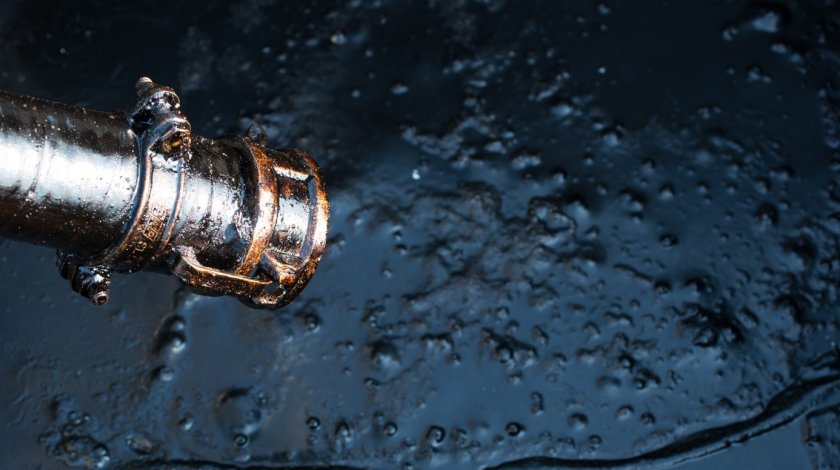 Ruwe olie is een zeer veelzijdige grondstof waar o.a. etheen van gemaakt kan worden. Etheen is weer een belangrijke grondstof voor de productie van plastics. Een nadeel is dat olie- en gasvoorraden op den duur zullen zijn uitgeput en bovendien heeft de petrochemische industrie ook verscheidene negatieve gevolgen voor het milieu. Bron: Anan Kaewkhammul/Shutterstock.com   Ruwe olie is een zeer veelzijdige grondstof waar o.a. etheen van gemaakt kan worden. Etheen is weer een belangrijke grondstof voor de productie van plastics. Een nadeel is dat olie- en gasvoorraden op den duur zullen zijn uitgeput en bovendien heeft de petrochemische industrie ook verscheidene negatieve gevolgen voor het milieu. Bron: Anan Kaewkhammul/Shutterstock.com