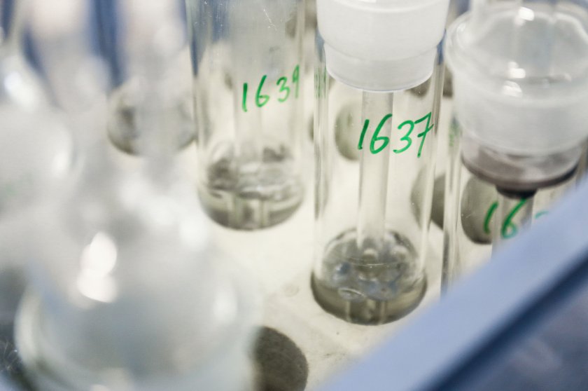 De flesjes waarmee ammoniak gemeten wordt  De flesjes waarmee ammoniak gemeten wordt